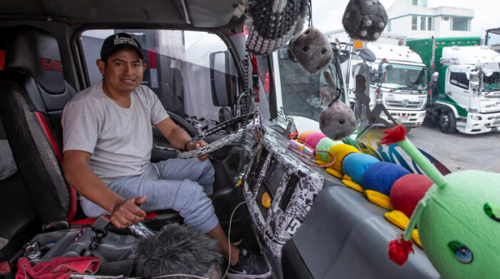 Entre los camioneros tienen códigos que les ayuda a cuidarse entre ellos en la carretera. Foto: Diego Pallero / EL COMERCIO
