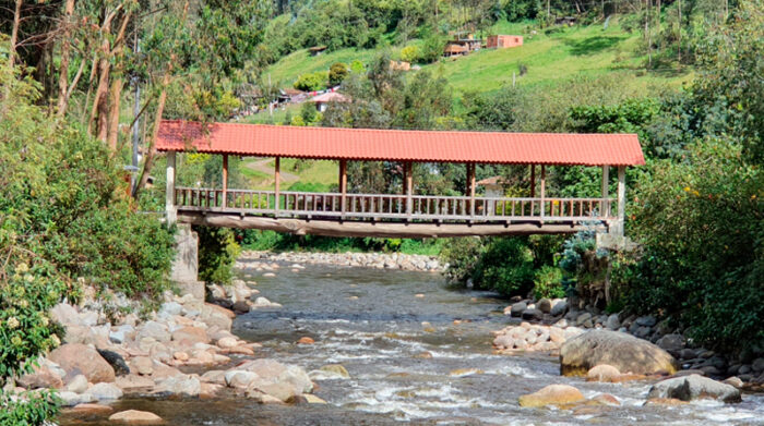 Los puentes de madera sobre el río Yanuncay embellecen el paisaje. Foto: Lineida Castillo / EL COMERCIO