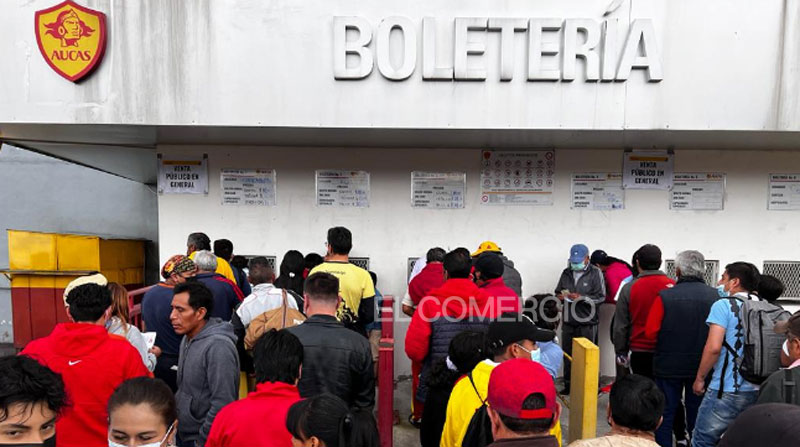 Los aficionados asistieron a comprar los boletos al estadio Gonzalo Pozo para el partido ante Gualaceo. Foto: Patricio Terán / EL COMERCIO