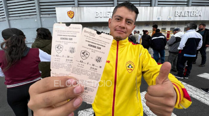 José Quinchuela, hincha del Aucas, compró sus entradas para el partido ante Gualaceo en la boletería del estadio Gonzalo Pozo. Foto: Patricio Terán / EL COMERCIO