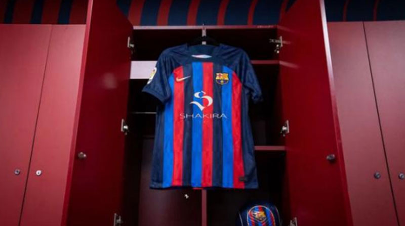Camiseta editada del FC Barcelona con el logo de Shakira que está circulando en redes sociales. Foto: Twitter.