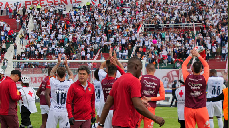 Los jugadores de Liga se despiden de sus hinchas en Ambato el 22 de octubre del 2022. Foto: Twitter LDU