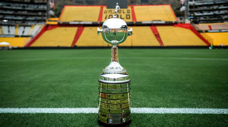 Imagen referencial del trofeo que entrega la Conmenbol en la Copa Libertadores 2022. Foto: Twitter @Libertadores
