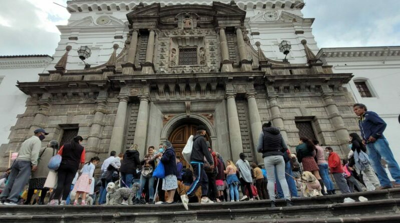 La plaza de San Francisco recibió a cientos de fieles católicos este 4 de octubre. Foto: Orlando Silva / EL COMERCIO.