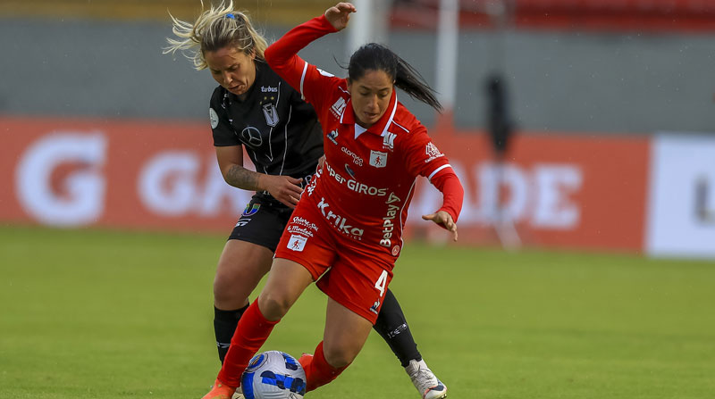 María Usme Pineda (der.) del América de Cali disputa un balón en la Copa Libertadores Femenina en Quito. Foto: EFE
