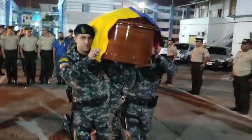 Los restos de la policía Verónica Songor llegaron la noche del domingo 16 de octubre al cuartel Modelo de Guayaquil. Foto: Captura de pantalla.
