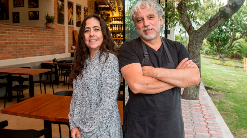Hace 32 años, Álvaro Hernández y Michelle Burbano Lasso inauguraron estebar restaurante, que fue un ícono de La Mariscal. Ahora en Cumbayá, el riñón a las 4 pimientas es la estrella. Foto: Carlos Noriega / EL COMERCIO
