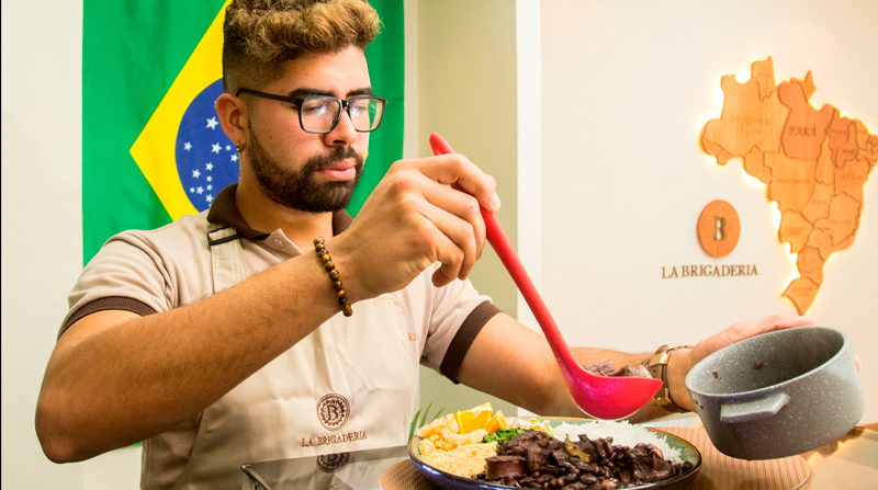 Davi Marques, el dueño de La Brigaderia, prepara la feijoada, uno de los platillos típicos de Brasil. Foto: Carlos Noriega / EL COMERCIO