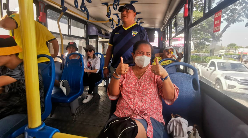 Los hinchas tuvieron que desplazarse en buses hasta llegar a los puntos de acceso del Estadio Monumental. Foto: Blanca Moncada / EL COMERCIO