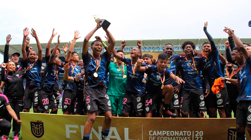 Jugadores de las inferiores del Independiente del Valle festejan el campeonato. Foto: Cortesía