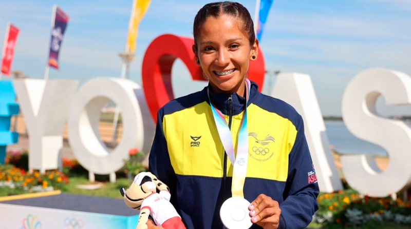 Karla Jaramillo se quedó con la medalla de plata en los 35 km marcha. Está adaptándose a esta categoría, es experta en los 20 km. Foto: Comité olímpico ecuatoriano
