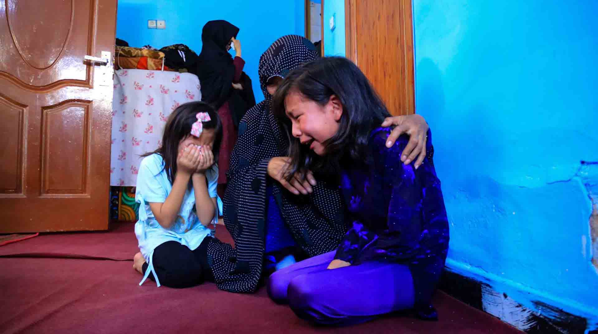 Familiares de Hasina, víctima de 18 años, conmocionados por el atentado registrado en el centro educativo. Foto: EFE