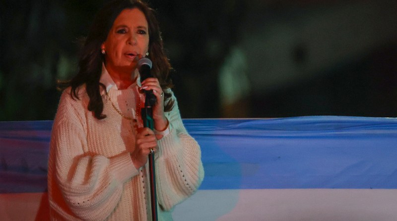 En medio de las manifestaciones en apoyo a Cristina Fernández, una persona intentó matar a la vicepresidenta de Argentina. Foto: EFE