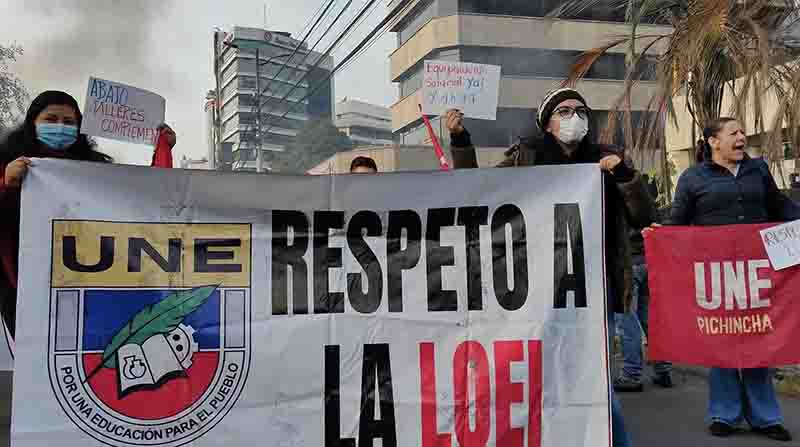 Los maestros salieron a varias avenidas de Ecuador para protestar en contra del Reglamente de la LOEI. Foto: Facebook