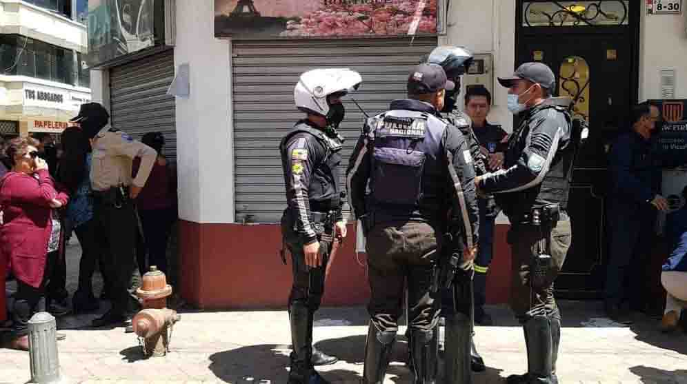La Policía llegó hasta el lugar del asesinato para recabar información del crimen ocurrido en el centro de Azogues. Foto: Cortesía Red Informativa.