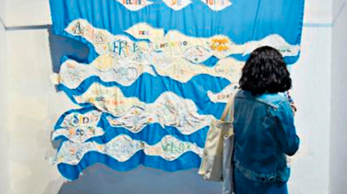 Una de las piezas que se exhiben en la exposición es una tela con frases bordadas, una de ellas es: “Guayakill sin kill”. Foto: Enrique Pesantes / EL COMERCIO