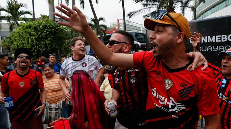 Un grupo de hinchas, que vino desde Brasil, animó la llegada de los jugadores de Paranaense, en Guayaquil. Foto: EFE