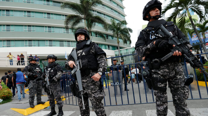 Policías vigilaron en los exteriores de los hoteles donde se hospedaron los jugadores de Flamengo y Paranaense. Foto: EFE