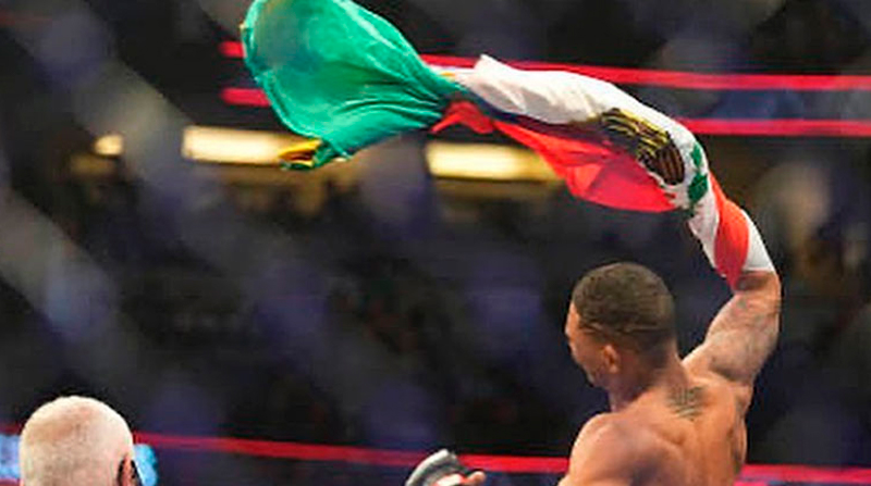 Michael Morales con las banderas de Ecuador y México después de un triunfo en la UFC. Foto: Instagram @miichaelufc