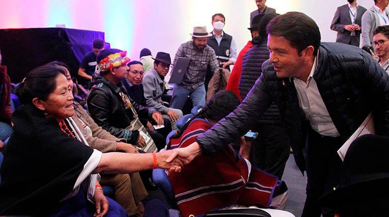El ministro de Gobierno, Francisco Jiménez, saludó con la dirigencia indígena al finalizar los diálogos. Foto: Cortesía