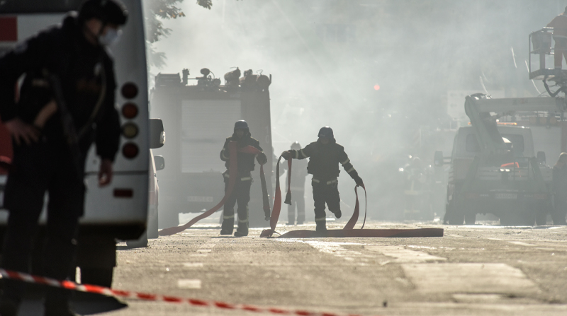 Imagen referencial. Según las autoridades locales y militares de la región, el bombardeo ocasionó el incendio de la gasolinera, que fue sofocado por los bomberos. Foto: EFE