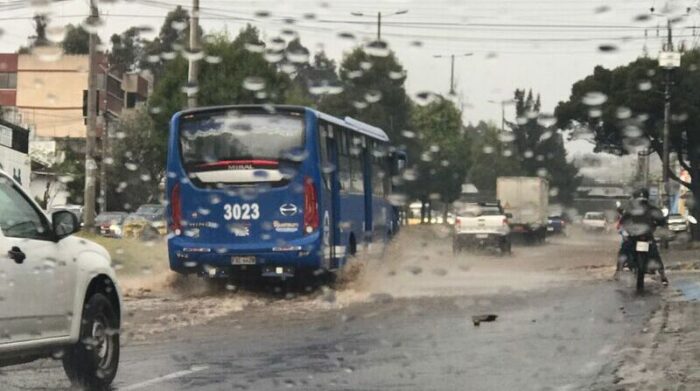 Las vías del sector de El Condado se inundaron por las lluvias. Foto: cortesía Edwing Encalada