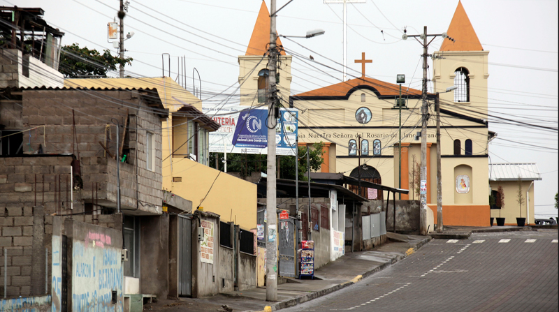 La iglesia central es uno de los puntos de encuentro de la comunidad. Al momento están pavimentando la vía principal. Foto: Patricio Terán / EL COMERCIO