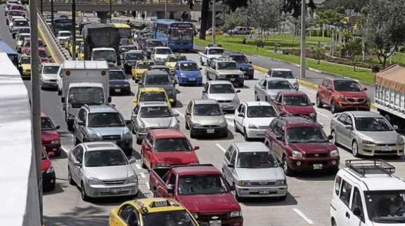 Este lunes, 24 de octubre, no podrán cirtular los vehículos con placa terminada en 1 y 2. Foto: Archivo EL COMERCIO