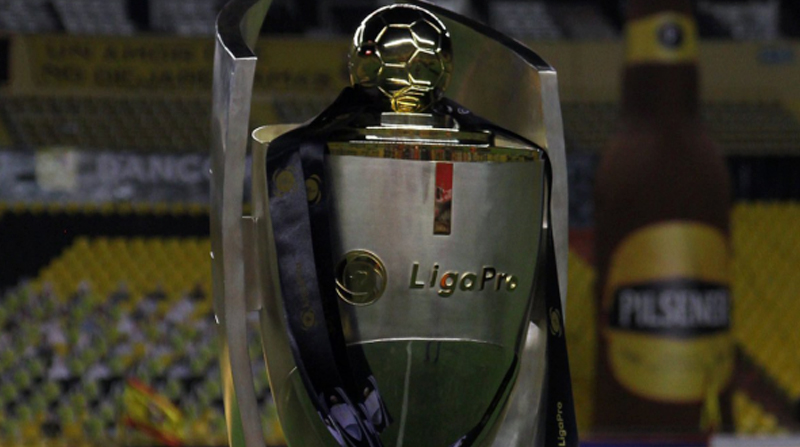 Trofeo de la LigaPro que se entrega al final de cada temporada al equipo campeón. Foto: Twitter @miguelloor