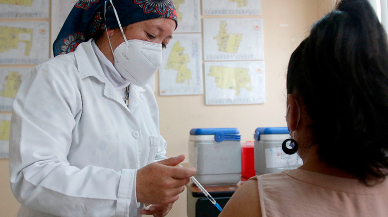 En los puntos de vacunación se colocan las dosis de refuerzo para las personas mayores de 12 años. Foto: Archivo / EL COMERCIO