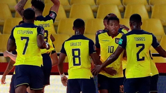 Jugadores de la selección de Ecuador en un partido de las eliminatorias sudamericanas rumbo a Qatar 2022. Foto: Facebook CONMEBOL.com