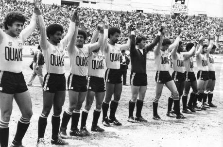 Paulo César, séptimo desde la izquierda, con la camiseta de Barcelona en el estadio Olímpico Atahualpa. Foto: Archivo / EL COMERCIO.