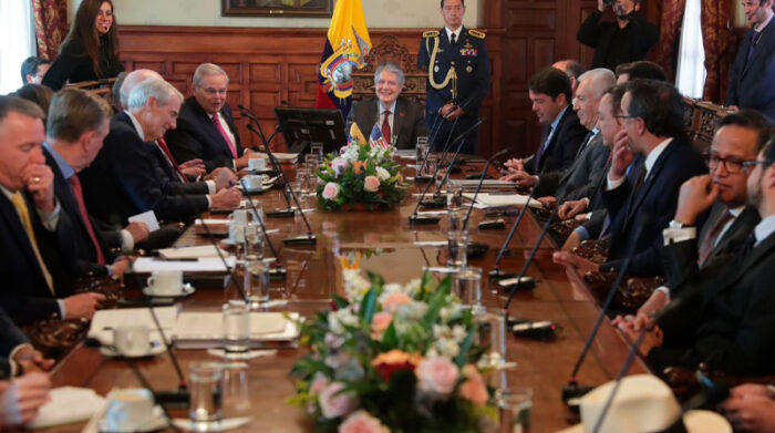 Guillermo Lasso se reunió con la delegación de senadores de Estados Unidos en Carondelet. Foto: Twitter @LassoGuillermo