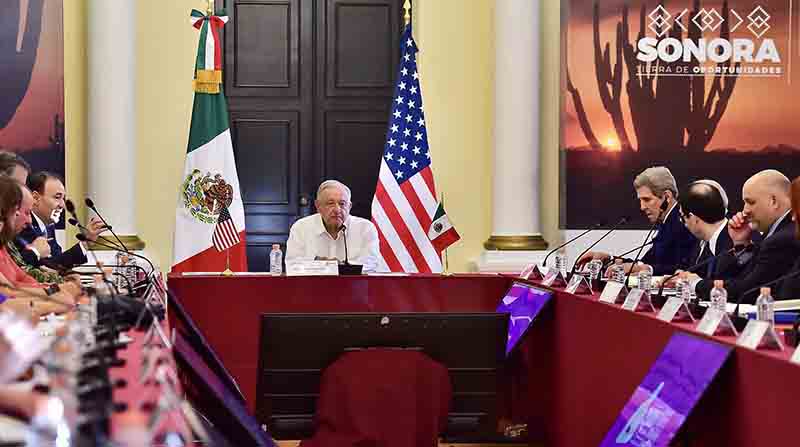 Andrés Manuel López Obrador (c), presidente de México, durante una reunión con el enviado especial presidencial de los Estados Unidos para el clima, John Kerry (d). Foto: EFE