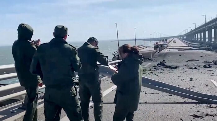 En el puente, el único que une la anexionada península ucraniana con Rusia, la capacidad de tránsito ha quedado mermada. Foto: EFE