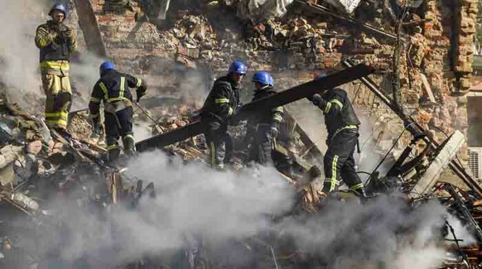 Los rescatistas ucranianos trabajan en la limpieza de los escombros del edificio residencial destruido por un ataque con drones rusos en el centro de Kiev. Foto: EFE