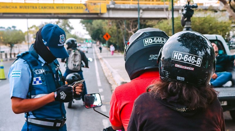 Agentes de la ATM emitieron 93 multas en la primera hora en un operativo para constatar el uso de adhesivos identificativos en cascos de motociclistas, al oeste de Guayaquil. Foto: Cortesía ATM