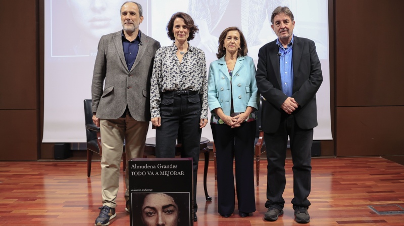 De izquierda a derecha Juan Cerezo, Aitana Sánchez Gijón, Ana Santos y Luis García Montero, esposo de Grandes. Foto: EFE.