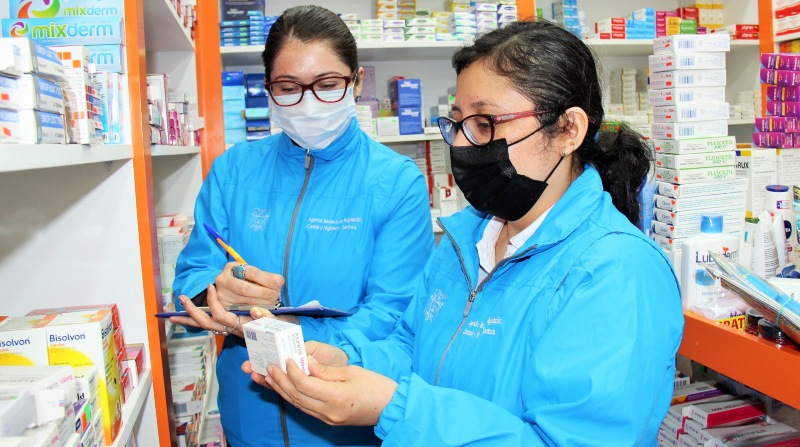 Los certificadores visitan las instalaciones de las plantas de producción para verificar la información de los fármacos. Foto: Cortesía Arcsa.