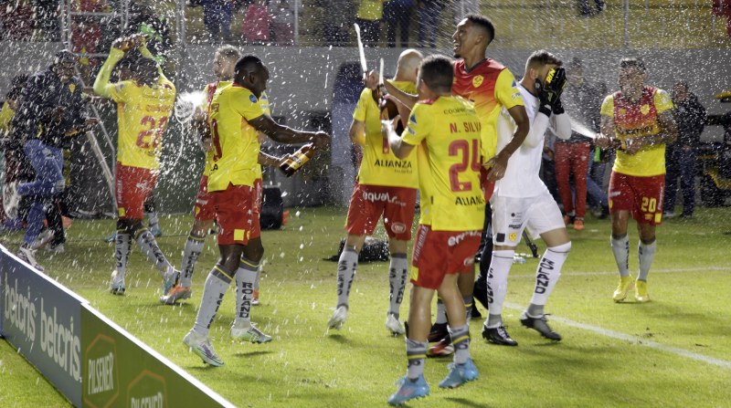 Los jugadores de Aucas celebraron la clasificación a la final de la LigaPro. Foto: Patricio Terán / EL COMERCIO.