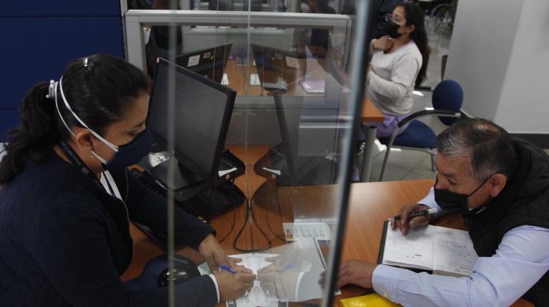 En las oficinas del SRI en Quito, los contribuyentes acuden a consultar sobre el pago de sus diferentes tributos. Foto: EL COMERCIO.