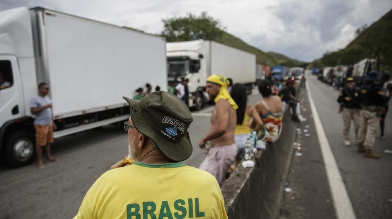 Autoridades brasileñas han confirmado la quema de neumáticos e incluso de algunos vehículos para impedir la circulación. Foto: EFE.