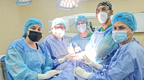 El equipo multidiciplinario del Hospital Guayaquil realizó la intervención en un lapso de cinco horas. Foto: Ministerio de Salud