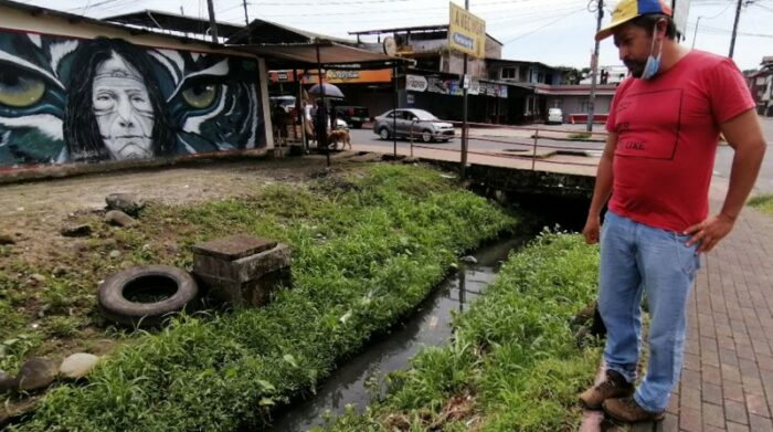 Investigaciones revelan la contaminación de esteros y ríos en Pastaza. En varios barrios de Puyo, el agua que se descarga de las casas no recibe tratamiento. Foto: Modesto Moreta / EL COMERCIO.