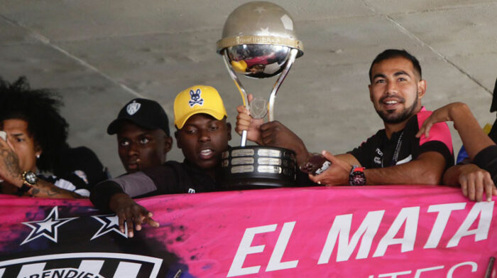 Los jugadores de Independiente del Valle exhibieron el trofeo de la Copa Sudamericana 2022, en su llegada a Quito. Foto: Carlos Noriega/ EL COMERCIO