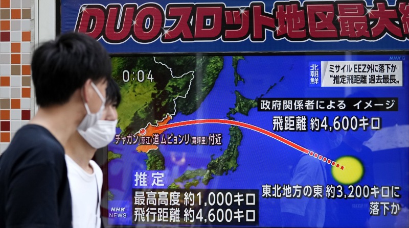 Un ciudadano japonés observa en la televisión de un almacén de Tokio la noticia de la prueba del misil balístico realizada por Corea del Norte el martes. Foto: EFE.