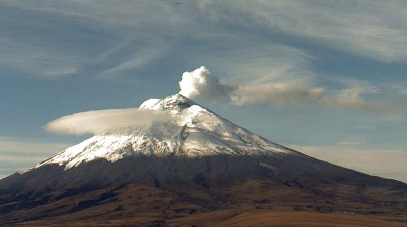 Las actividad en el volcán Cotopaxi al momento es baja. Se registró una emisión de vapor que alcanzó los 500 metros sobre el cráter. Foto: Cortesía Instituto Geofísico