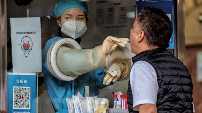 En Shangai (China) se realizan pruebas de coronavirus en la calle. El país ha tomado medidas para frenar la enfermedad. Foto: EFE.