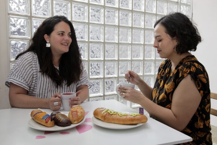 A la izquierda, María Clara Samaniego, gerenta de marketing de Cyrano. La colada de esta panadería se prepara con maicena.