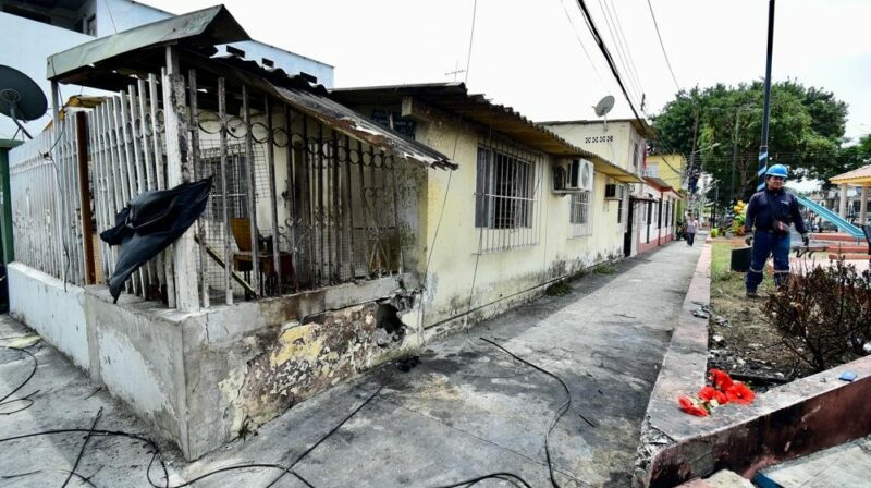 Tres casas fueron afectadas en el norte de Guayaquil por la caída de la avioneta privada que había despegado de Manta con tres ocupantes. Foto: Enrique Pesantes / EL COMERCIO.